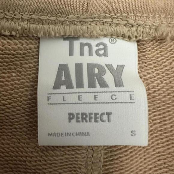 NWT Aritzia TNA Airy Fleece Perfect High Rise Sweat Shorts Size Small Sand Bluff - Picture 5 of 5